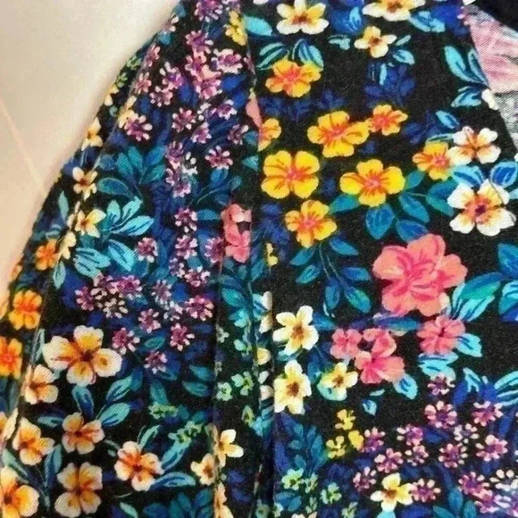 Torrid Blouse Black with Bright Flowers (Size 00) - Picture 6 of 8